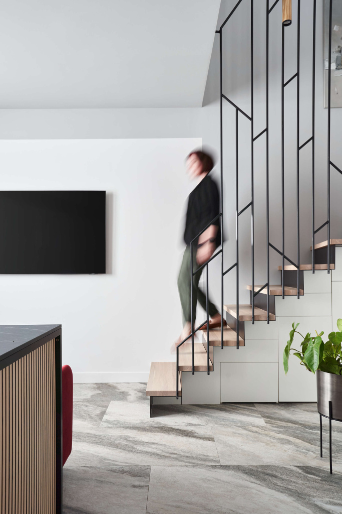 Кухня в двухэтажной квартире на севере Москвы - фото №13