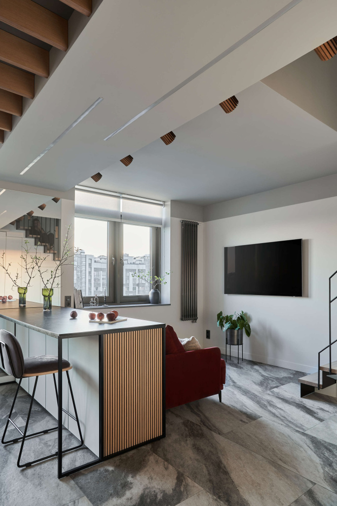 Кухня в двухэтажной квартире на севере Москвы - фото №3