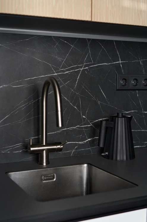 Кухня в двухэтажной квартире на севере Москвы - фото №9