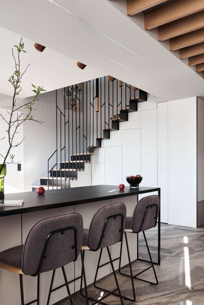 Кухня в двухэтажной квартире на севере Москвы - фото №12