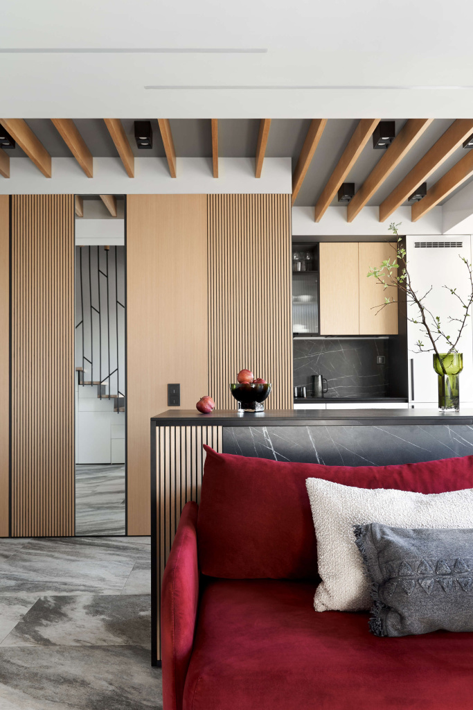 Кухня в двухэтажной квартире на севере Москвы - фото №4